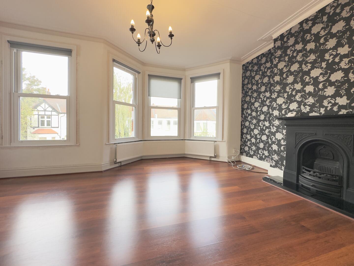 3 bed property in Eaton Park Road, London